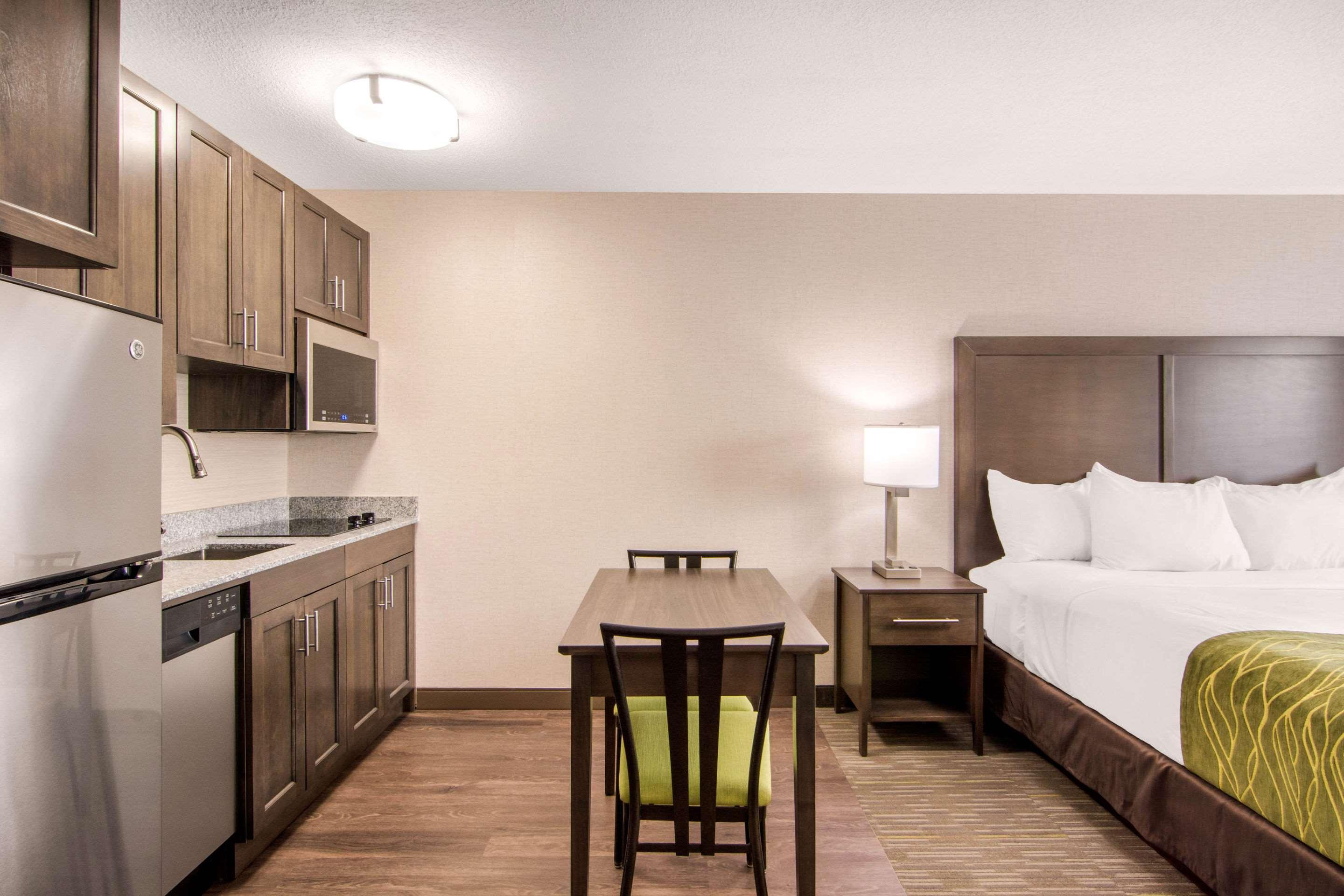 Comfort Inn & Suites Red Deer Exterior foto